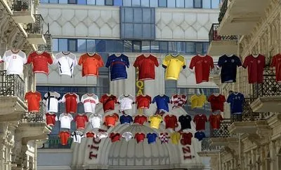 Евро-2020: в Баку футболки сборных Украины и России повесили рядом