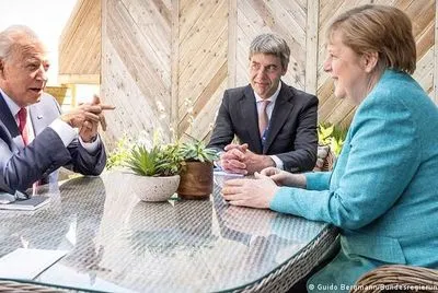 Обсуждали Украину: Меркель провела встречу с Байденом на полях саммита G7