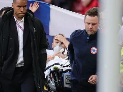 Після падіння на полі футболіста збірної Данії Еріксена госпіталізували, його стан стабільний