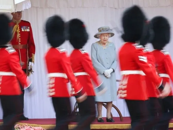 Елизавета II отметила официальный день рождения с парадом