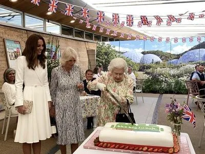 Королева Елизавета II разрезала торт церемониальной саблей перед саммитом G7