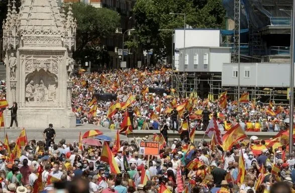 Тысячи людей протестуют против возможного помилования Испанией заключенных каталонских лидеров