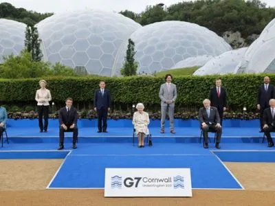 Байден порушив королівський протокол на саміті G7
