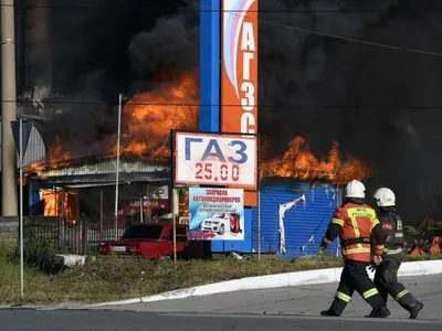 Число пострадавших при взрывах и пожаре на автозаправке в Новосибирске возросло до 35