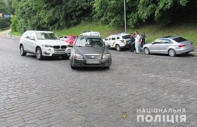 Выхватил нож и пробил колесо: из-за конфликта водителей двух легковушек в центре Киева вмешались полицейские