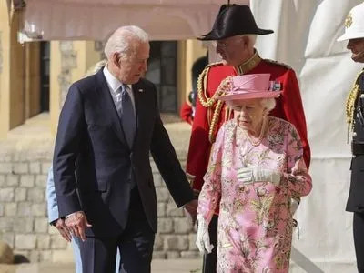 Джо Байден прийшов на прийом до королеви Великої Британії в сонячних окулярах