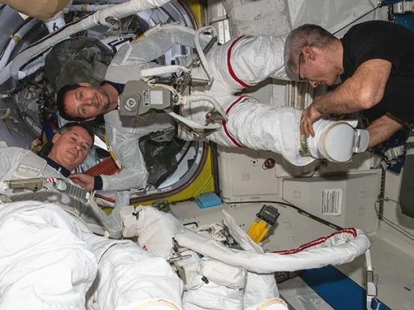 Астронавти NASA готуються до завтрашнього виходу у космос
