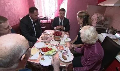 Зеленський запросив американських журналістів в квартиру батьків і пригостив салом і чаркою бренді