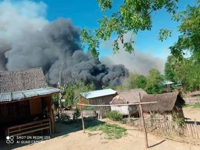 В Мьянме силовики сожгли село: люди прячутся в лесах