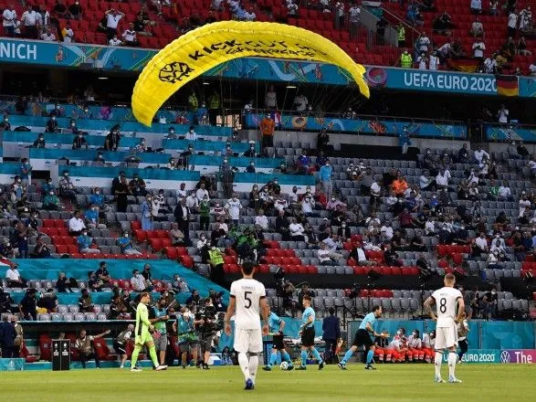 Евро-2020: перед матчем Франции и Германии на стадион приземлился парашютист из Greenpeace - что известно сейчас