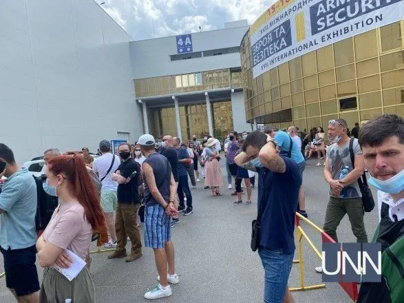 Под Центром массовой вакцинации в Киеве образовалась огромная очередь