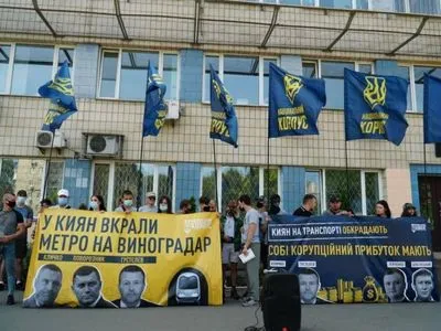 Нацкорпус вышел против коррупции Кличко и Брагинского в метро