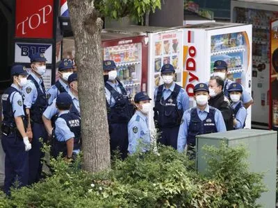 В Японии неизвестный захватил сотрудницу интернет-кафе и удерживает ее в заложниках более суток