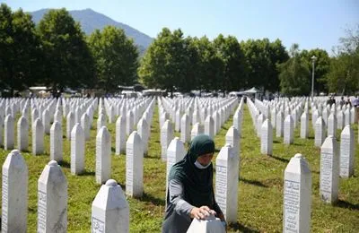 Парламент Чорногорії звільнив міністра через заперечення геноциду в Сребрениці