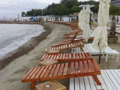 Дощі гальмують курортний сезон в Одесі, але орендарі пляжів сподіваються на липень