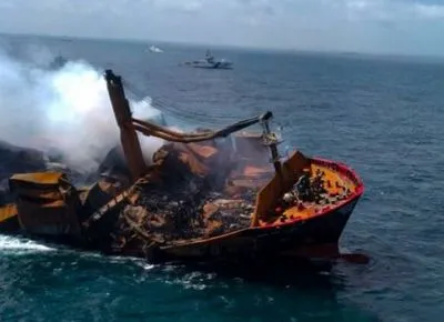 У Шри-Ланки полностью затонуло судно с 25 тоннами химикатов: грозит экологическая катастрофа