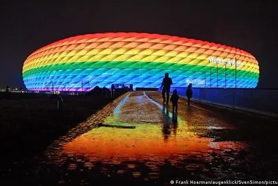 В Мюнхене радужно подсветили стадион на Евро-2020 в знак протеста против курса Орбана