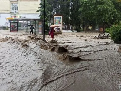 Штормове попередження в окупованому Криму продовжили ще на добу через зливи