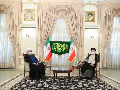 Действующий президент Ирана поздравил с победой на выборах Эбрахима Раисе