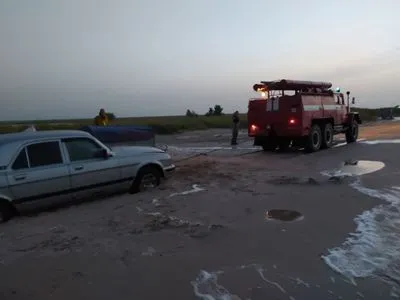 Непогода на побережье Азовского моря: в ловушке оказались 20 автомобилей и более 50 человек