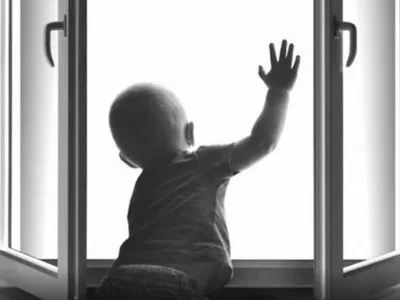 На Одещині двоє малюків випало із вікон своїх квартир: 2-річний хлопчик та 4-річна дівчинка у важкому стані