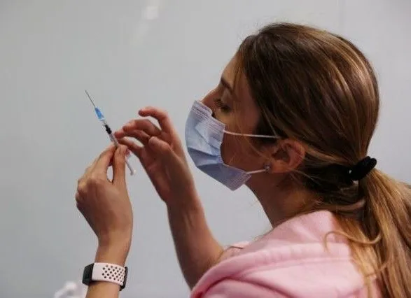 За добу в Україні від COVID-19 вакцинували лише 25 тисяч людей