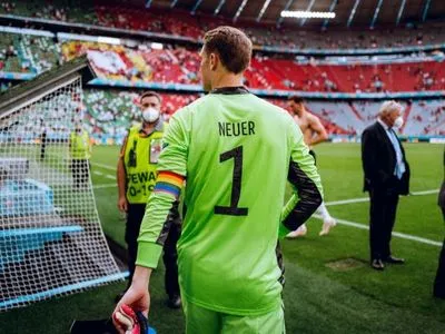 УЄФА не вважає порушенням райдужну пов'язку капітана збірної Німеччини