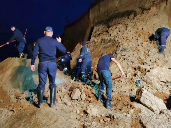 Зсув ґрунту в Одеській області: пошукові роботи триватимуть і вночі - ДСНС