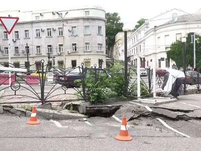 В центре Одессы из-за дождей образовался провал