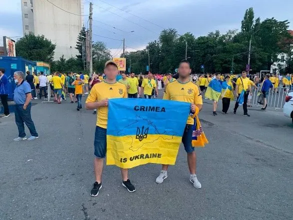 У Бухаресті вболівальників із прапором “Крим - це Україна” не пустили на матч з Австрією. МЗС з'ясовує обставини