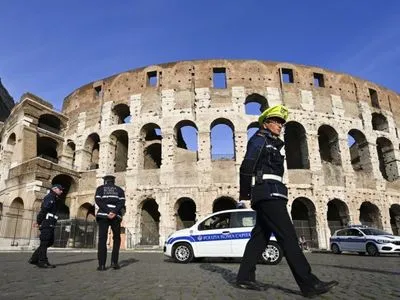 В Італії скасують масковий режим на вулицях