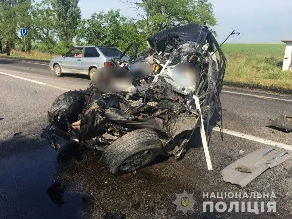 На Миколаївщині в ДТП трьох легковиків і вантажівки загинули двоє осіб, постраждало ще п'ять