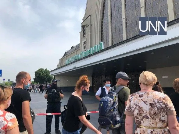 На центральном железнодорожном вокзале в Киеве ищут взрывчатку