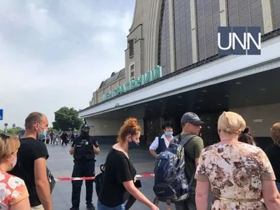 На центральному залізничному вокзалі у Києві шукають вибухівку