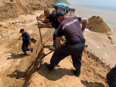 Оползень на пляже в Одесской области расчистили. Погибших и пострадавших не нашли