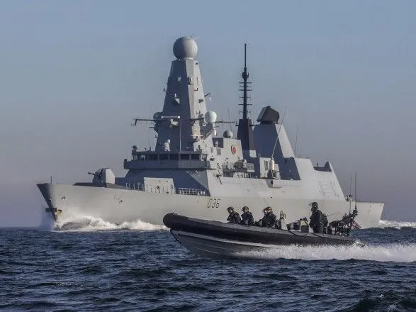 Російські корабель та літак відкрили попереджувальний вогонь в сторону британського есмінця біля окупованого Криму