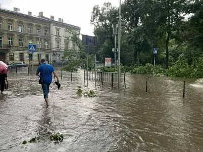 Люди телефонують рятувальникам майже щохвилини: у Львові після урагану паралізовано рух та пошкоджено будівлі