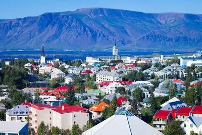 Исландия стала первой страной в Европе, которая сняла все коронавирусные ограничения