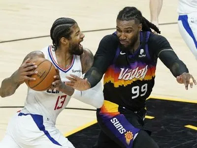 Баскетбол: "Клипперс" завоевали первую победу в полуфинальной серии плей-офф НБА