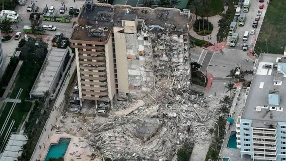 Обрушення 12-поверхового будинку у Флориді: жертв вже чотири, ще 159 осіб вважаються зниклими безвісти