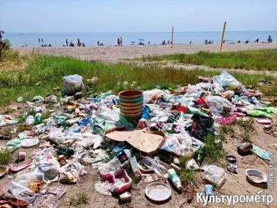 Жодного контейнера і рятувальної вишки: "Чкаловський" пляж доводять до запустіння