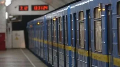 ЧП в столичном метро: пассажир упал на рельсы на "Майдане Независимости", движение ограничено