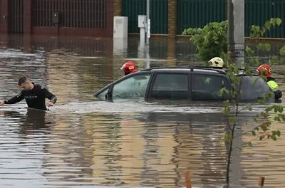Мінськ плаває у воді: рятувальники допомагають людям вибратися після зливи
