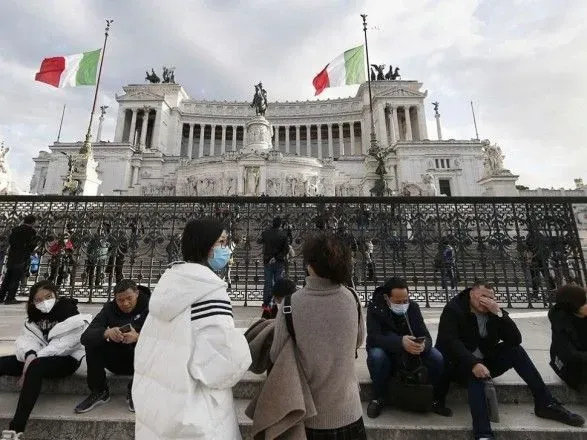 В Италии сегодня отменяют обязательное ношение масок на улице