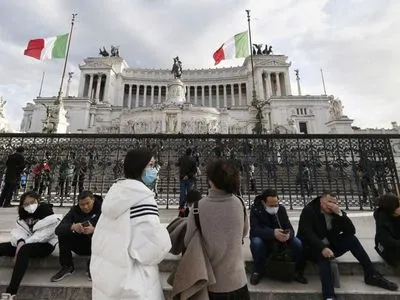 В Італії сьогодні скасовують обов'язкове носіння масок на вулиці