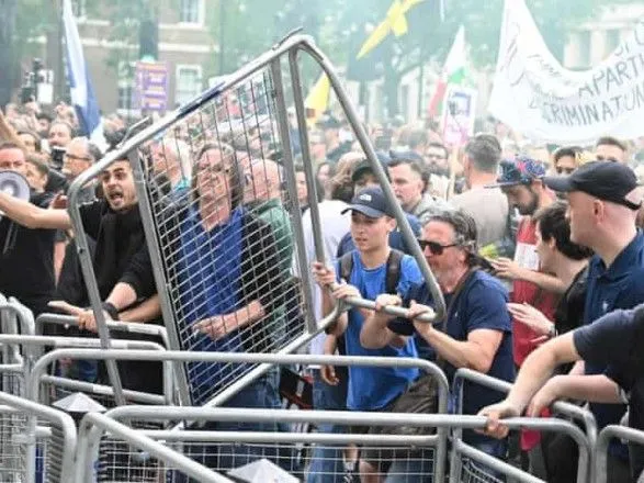 antikarantinni-protesti-u-londoni-politsiya-zaareshtuvala-demonstrantiv