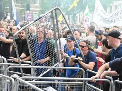 “Антикарантинні” протести у Лондоні: поліція заарештувала демонстрантів