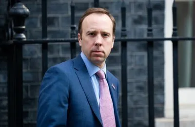 Британський уряд розслідуватиме, як скандальні фото міністра Генкока потрапили у ЗМІ