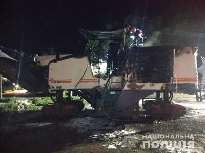 В Николаеве трое неизвестных подожгли автомобиль для ремонта дорог