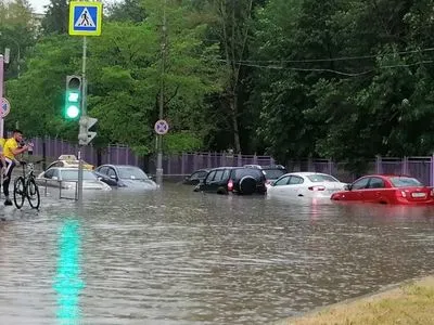 Апокалиптический ливень в Москве: дороги и улицы превратились в реки, а несколько станций метро - залило